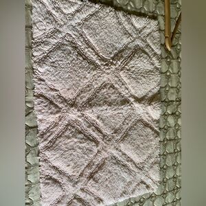 Pink Textured Bath Mat for a Cozy Touch